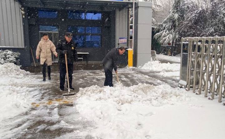 集团党支部书记景奉全带领应急小组，冒雪对公司门口路面进行清扫，保障员工出行安全。